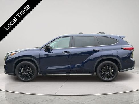 Used 2021 Toyota Highlander XLE FWD image 2