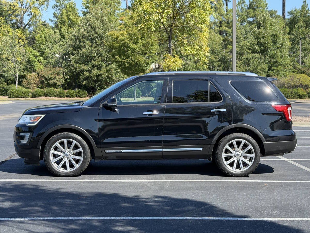 Used 2017 Ford Explorer Limited FWD image 4