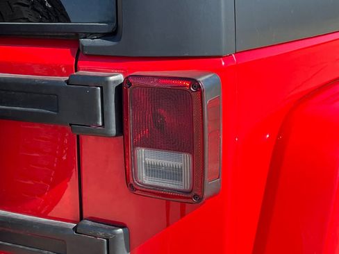 Used 2018 Jeep Wrangler Unlimited Sahara AWD/4WD image 13