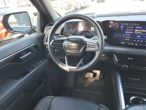 Used 2025 Chevrolet Suburban Premier RWD image 11