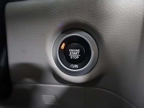 Used 2023 Chrysler Pacifica Touring-L FWD image 38
