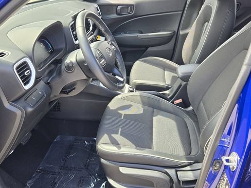 Certified 2025 Hyundai Venue Limited FWD image 9