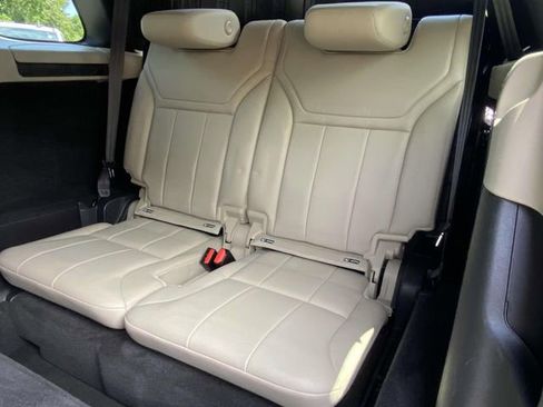 Used 2018 Land Rover Discovery HSE image 18