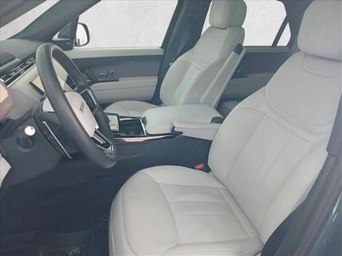 Used 2025 Land Rover Range Rover Sport SE image 5