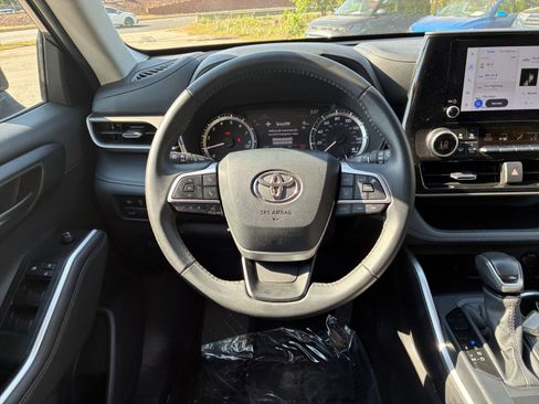 Used 2025 Toyota Highlander LE FWD image 35