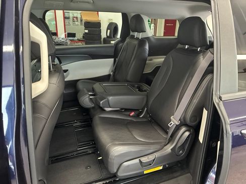 Used 2023 Kia Carnival LX FWD image 21