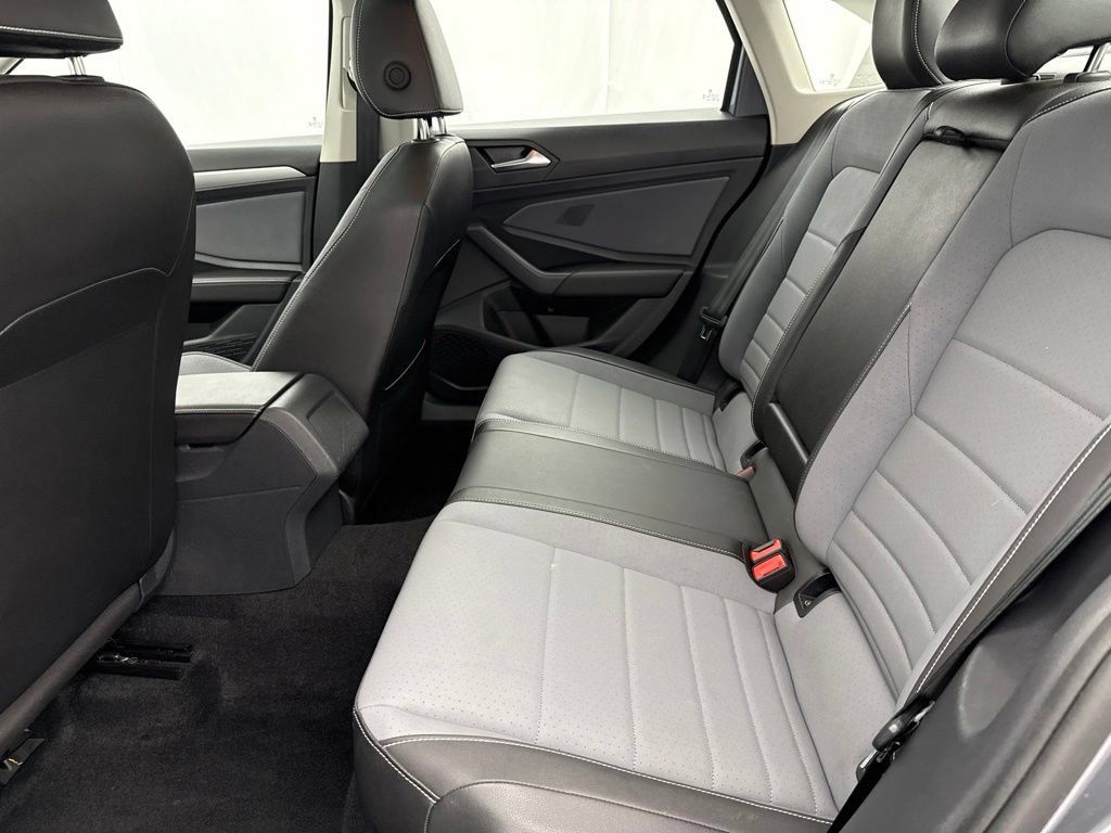 Used 2025 Volkswagen Jetta SE FWD image 14