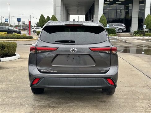 Used 2021 Toyota Highlander XLE image 6