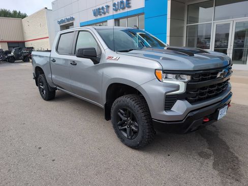 Used 2024 Chevrolet Silverado 1500 LT Trail Boss w/ Convenience Package II AWD/4WD image 2