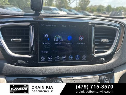 Used 2017 Chrysler Pacifica Touring-L FWD image 25