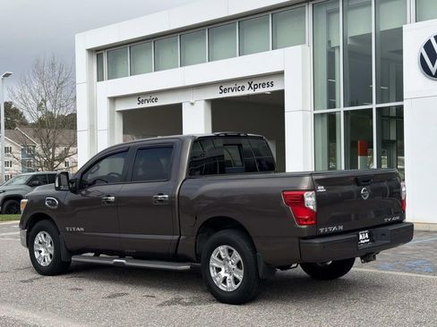 Used 2017 Nissan Titan SV image 6