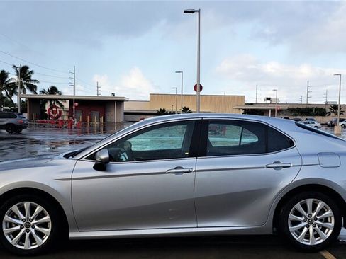 Used 2018 Toyota Camry LE FWD image 12