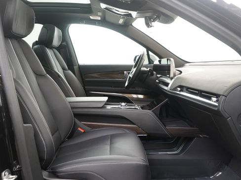 Used 2026 Cadillac Vistiq Luxury image 13