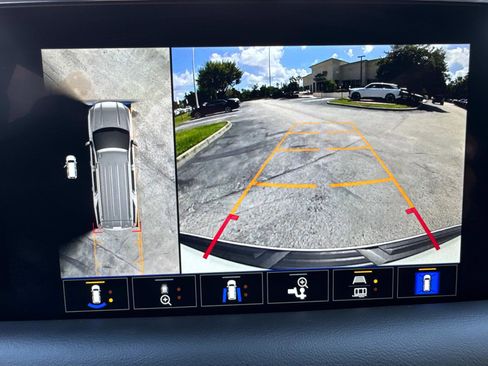 Used 2022 GMC Yukon SLT w/ SLT Premium Package image 25