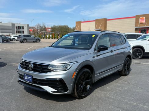 Certified 2024 Volkswagen Tiguan SE R-Line image 3