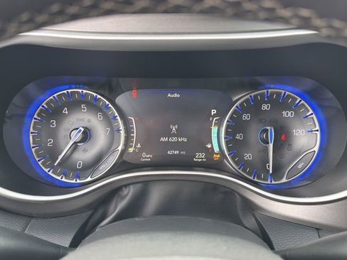 Used 2024 Chrysler Pacifica Touring-L image 20