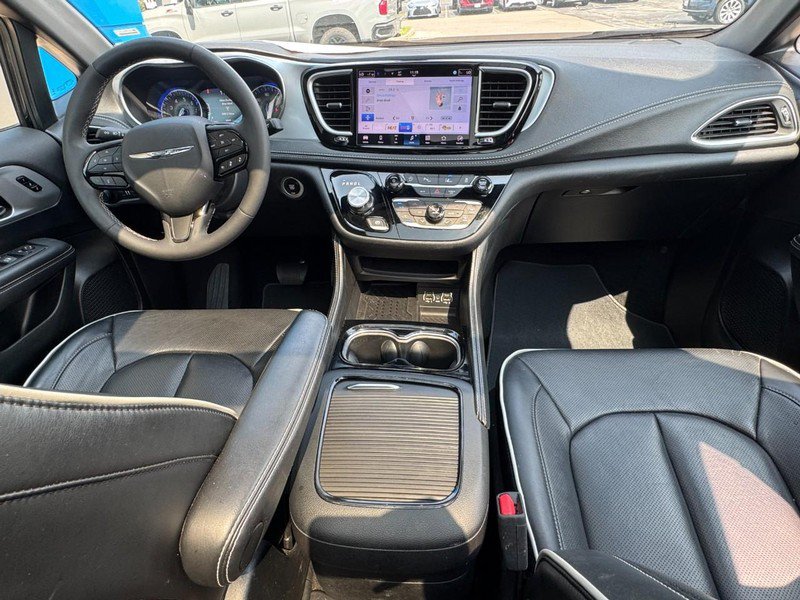 Used 2025 Chrysler Pacifica Limited FWD image 12