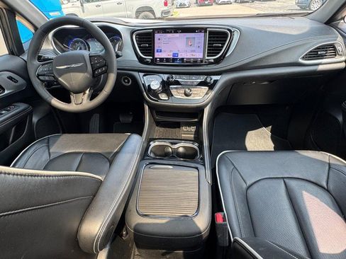 Used 2025 Chrysler Pacifica Limited FWD image 12