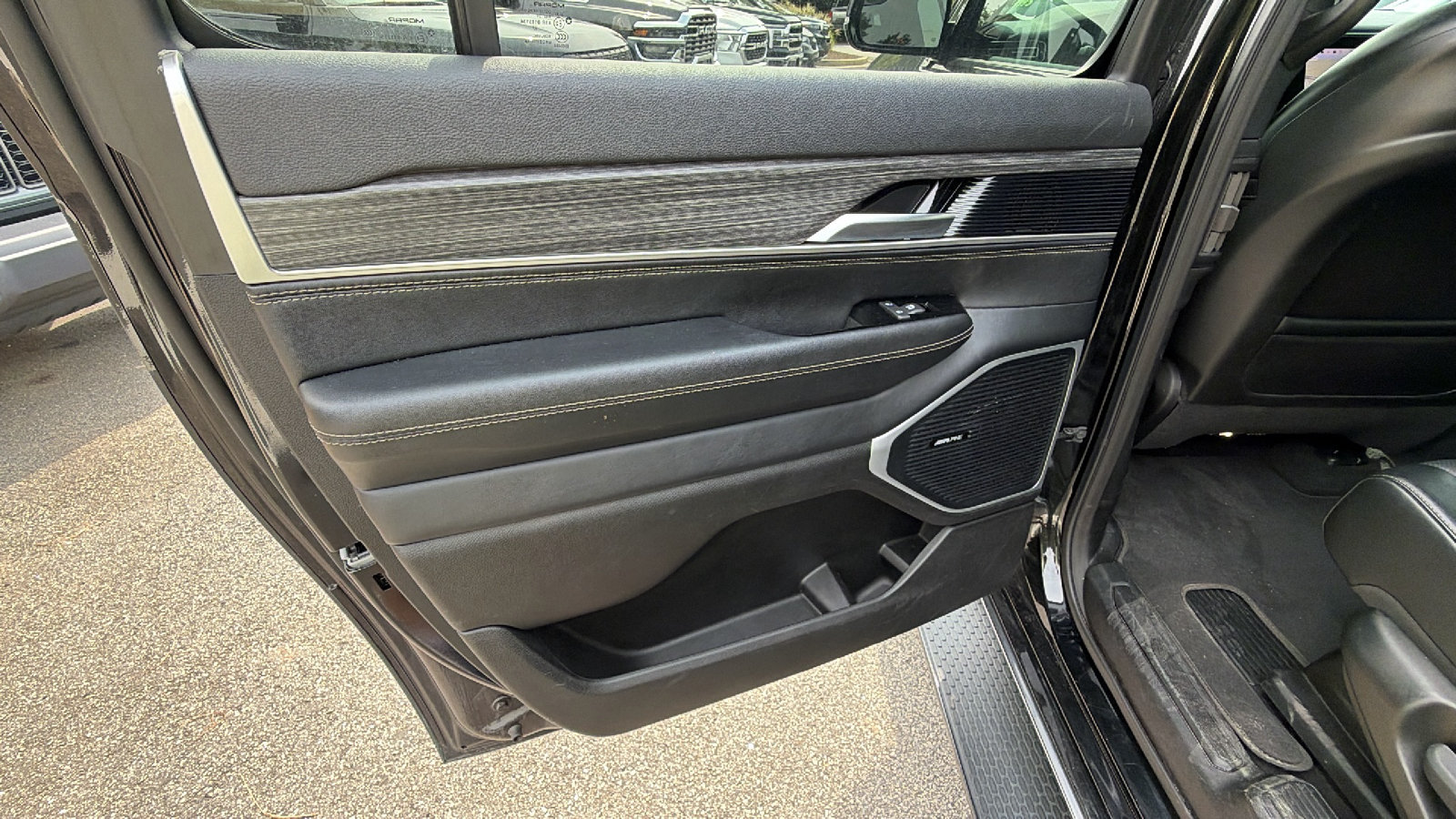 Used 2024 Jeep Wagoneer L Series II w/ Flexible Seating Group AWD/4WD image 23