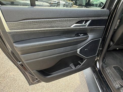 Used 2024 Jeep Wagoneer L Series II w/ Flexible Seating Group AWD/4WD image 23