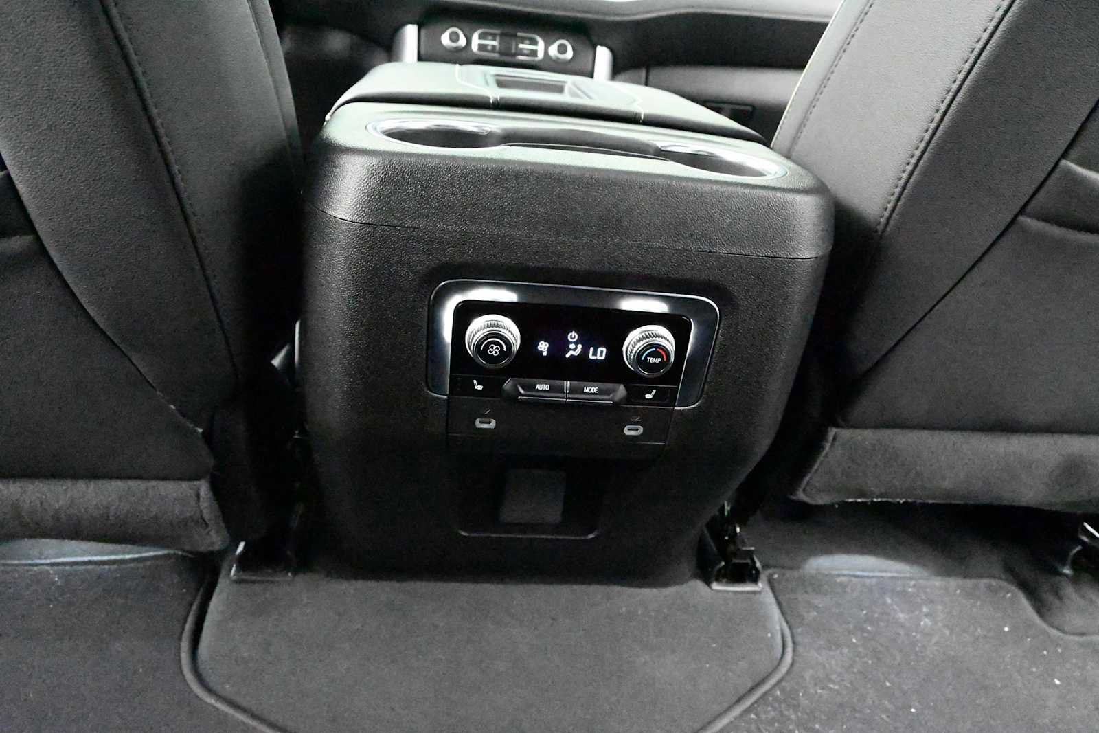 Used 2024 GMC Yukon XL SLT w/ SLT Luxury Package AWD/4WD image 28