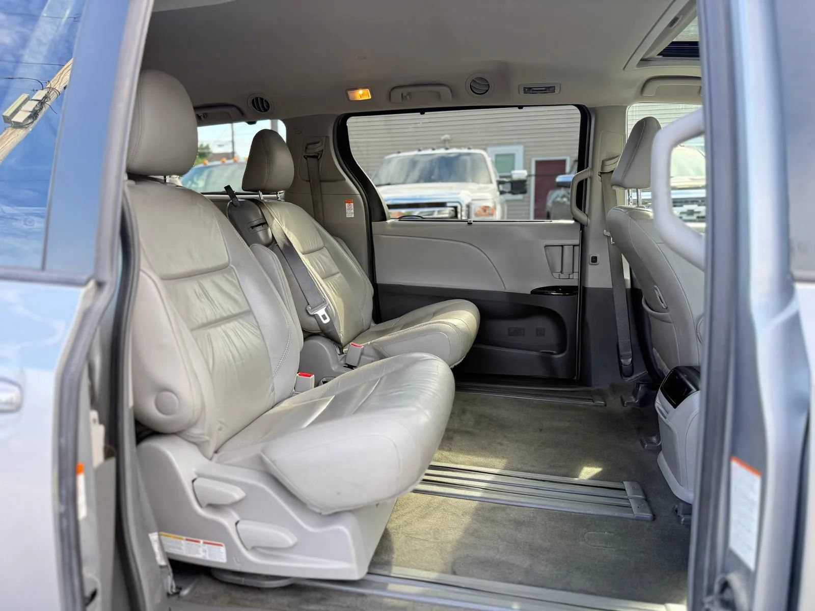 Used 2017 Toyota Sienna XLE w/ Outdoor Package FWD image 14
