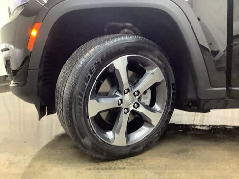 Used 2023 Jeep Grand Cherokee L Laredo image 29
