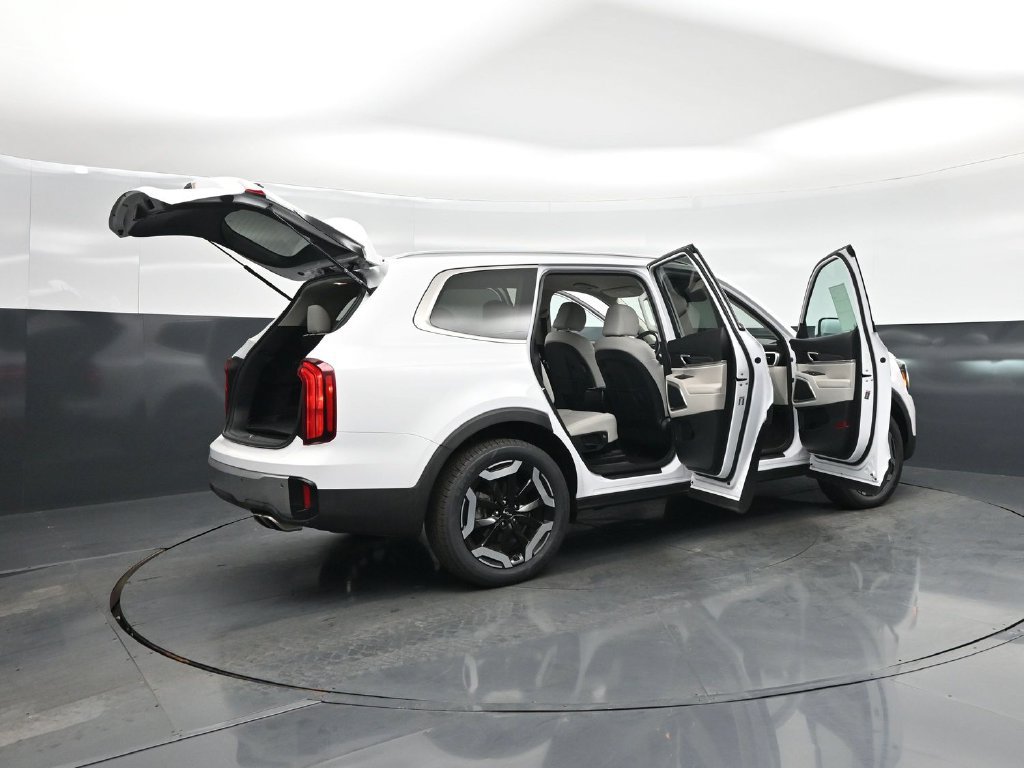 Used 2023 Kia Telluride S FWD image 6