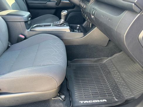 Used 2017 Toyota Tacoma TRD Off-Road image 13