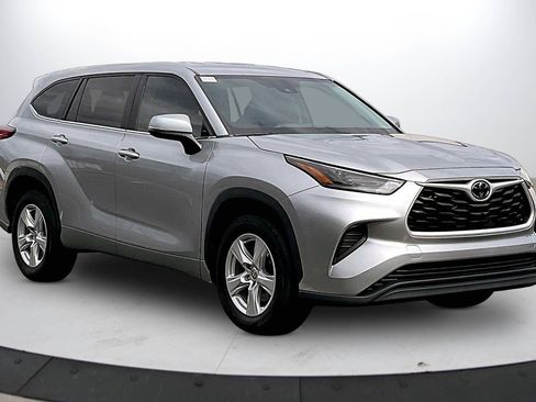 Used 2023 Toyota Highlander L image 2