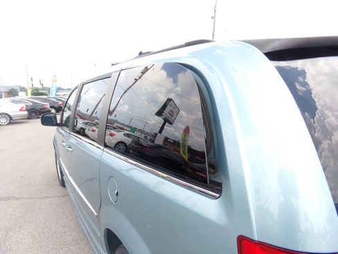 Used 2010 Chrysler Town & Country Touring FWD image 18