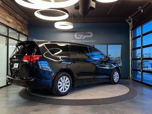 Used 2020 Chrysler Voyager L image 3