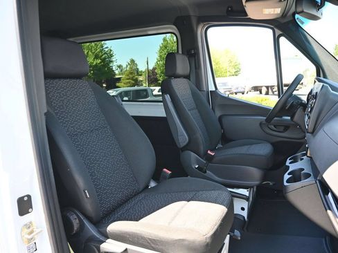 Used 2021 Mercedes-Benz Sprinter 2500 image 27
