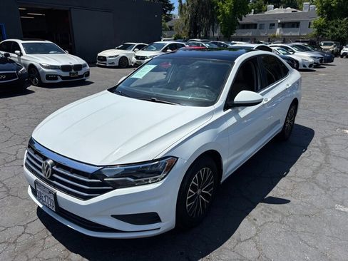 Used 2019 Volkswagen Jetta SE w/ Cold Weather Package FWD image 9