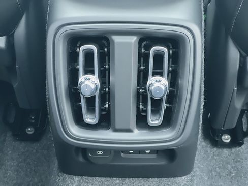 New 2026 Volvo XC40 B5 Plus w/ Protection Package Premier AWD/4WD image 23