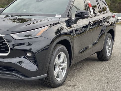 Used 2021 Toyota Highlander LE image 11