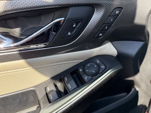 Used 2023 Chevrolet Traverse Premier AWD/4WD image 19