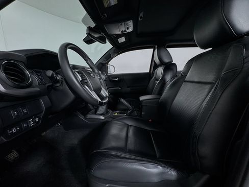 Used 2022 Toyota Tacoma TRD Sport w/ TRD Premium Sport Package AWD/4WD image 10