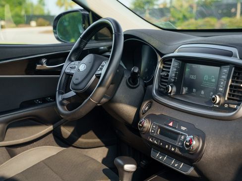 Used 2020 Kia Sorento S FWD image 12