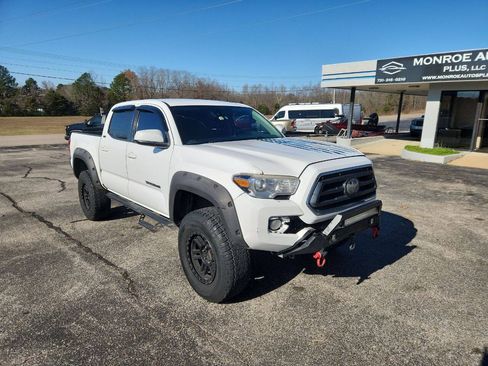 Used 2020 Toyota Tacoma SR5 w/ SR5 Appearance Package (SM) RWD image 2