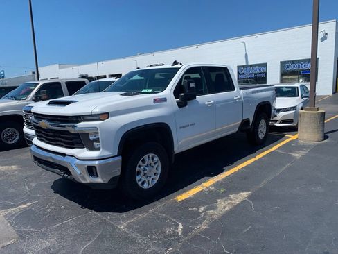 Used 2024 Chevrolet Silverado 3500 LT w/ Convenience Package AWD/4WD image 2