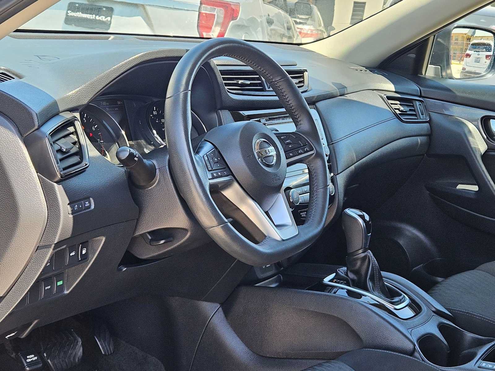 Used 2018 Nissan Rogue SV FWD image 2