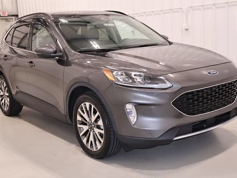Certified 2020 Ford Escape Titanium w/ Titanium Premium Package 2.0 AWD/4WD image 4