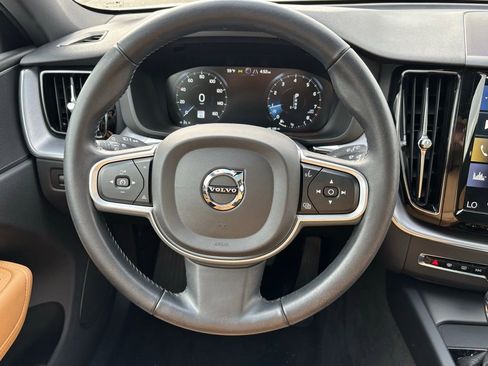 Used 2020 Volvo XC60 T5 Momentum image 7