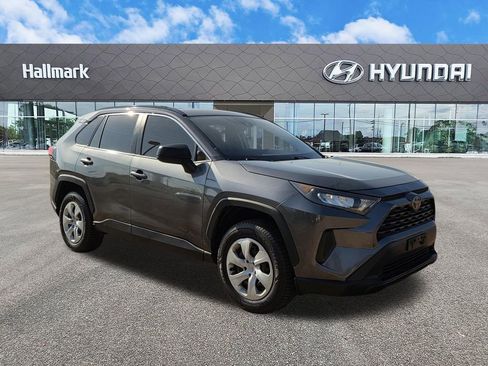Used 2019 Toyota RAV4 LE FWD image 1