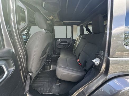 Used 2019 Jeep Wrangler Unlimited Sahara w/ Safety Group AWD/4WD image 16