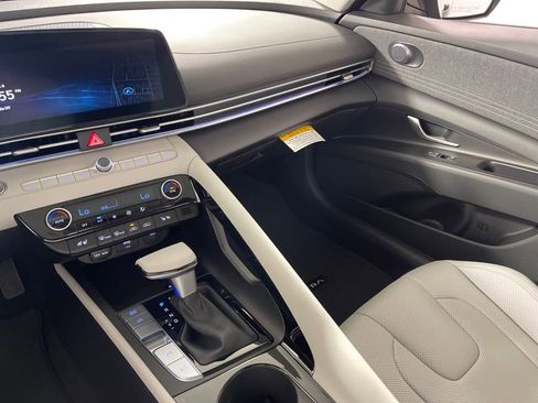 New 2025 Hyundai Elantra Limited image 17
