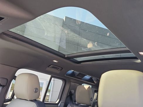 New 2026 Land Rover Defender 110 X-Dynamic SE image 27