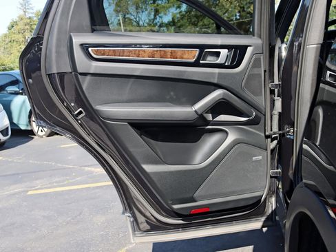 Used 2020 Porsche Cayenne Sport Utility 4D image 37