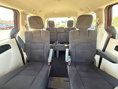 Used 2018 Dodge Grand Caravan SE w/ UConnect Hands-Free Group image 37